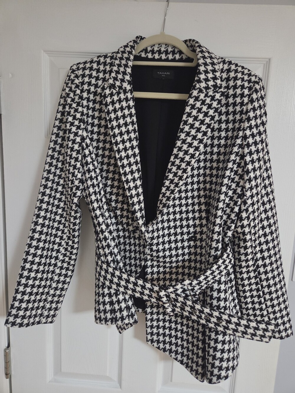 Tahari Black and White Houndstooth Belted Blazer Jacket